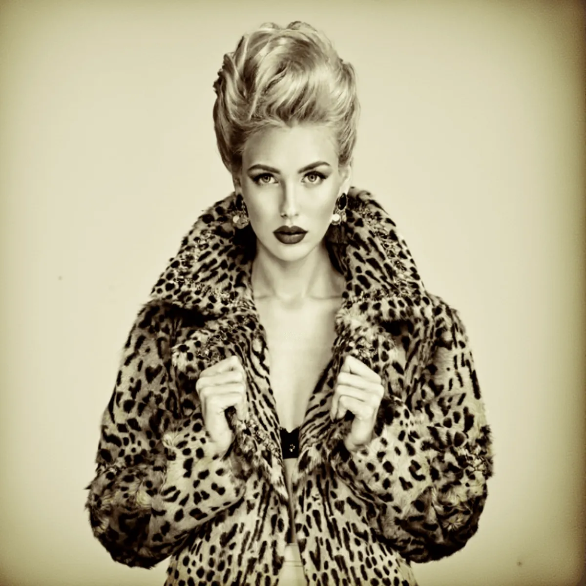 Free Woman Fashio Pin up Photo to Cartoon Template