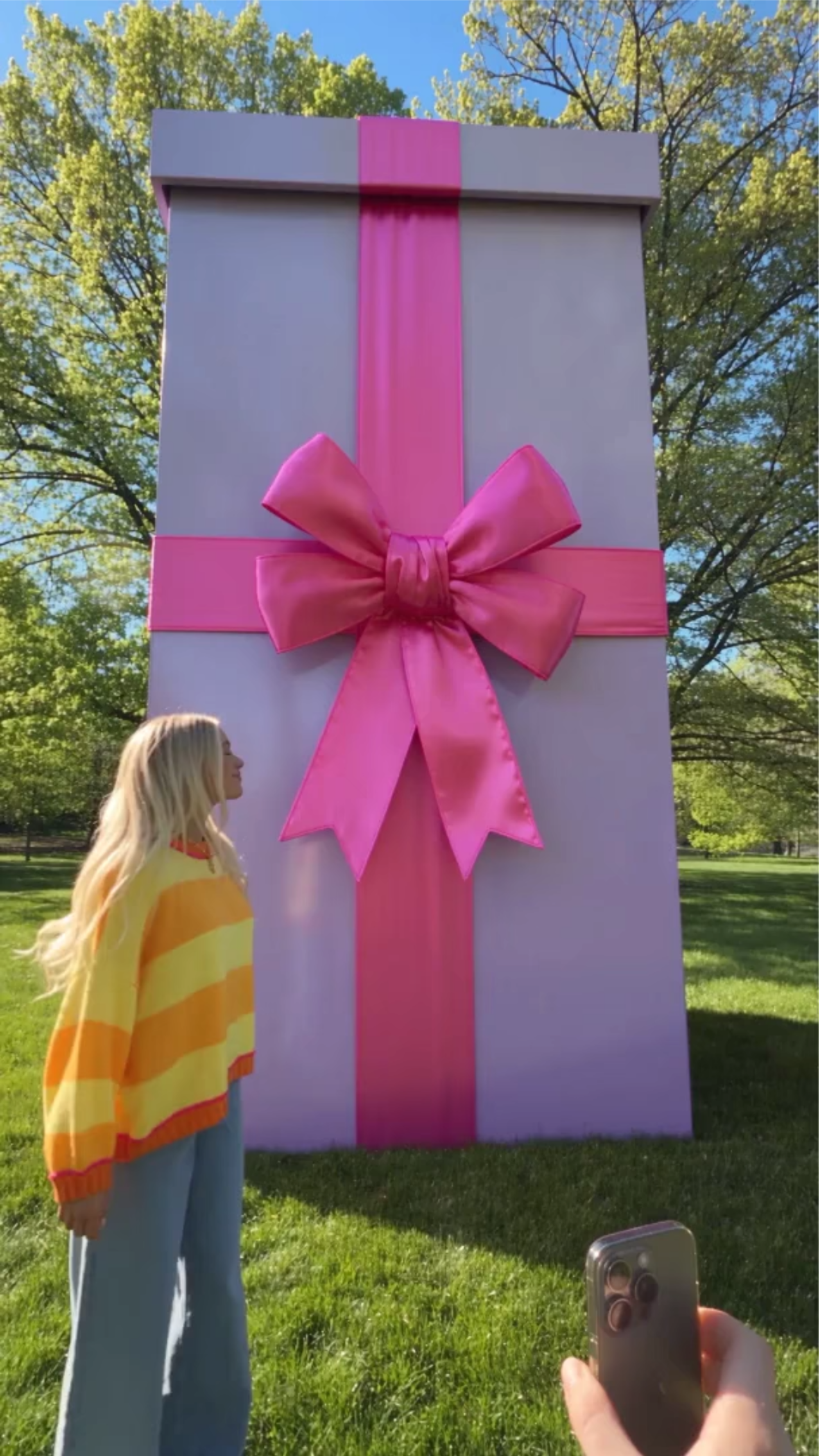 Giant Unboxing AI Video - AI Product Unboxing Video Generator Online, Create Engaging Unboxing Videos