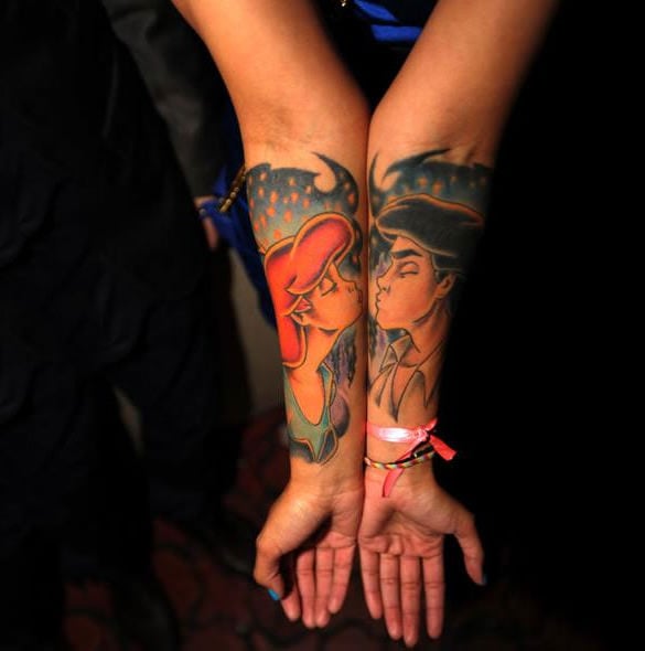lovely-couple-kissing-tattoo-on-hands