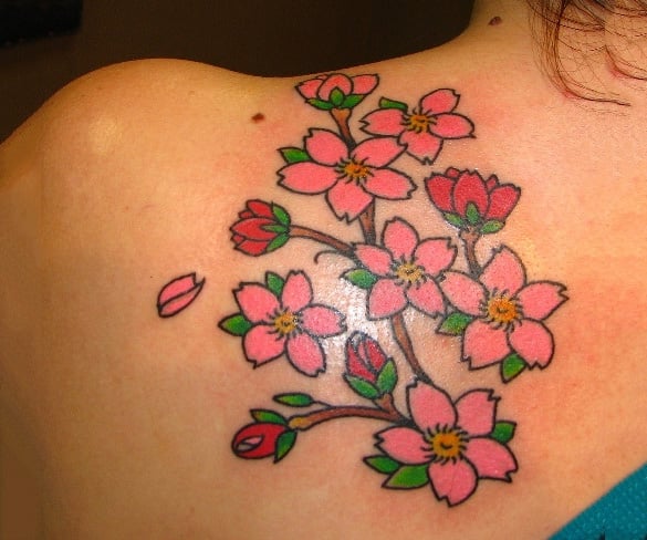 beautiful-folwers-tattoo-on-shoulder