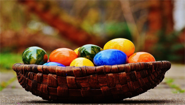 Premium PSD  Easter egg bunch of colorful eggs on transparent background  png clipart