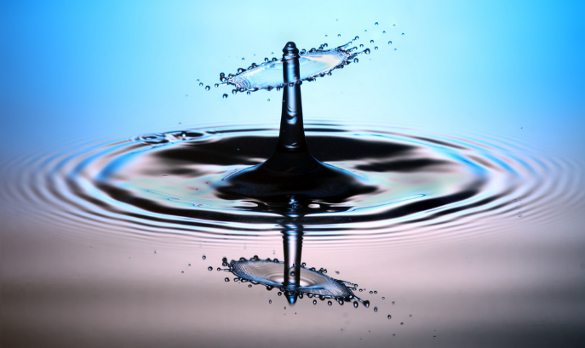 crisp-reflection-photography-of-waterdrop