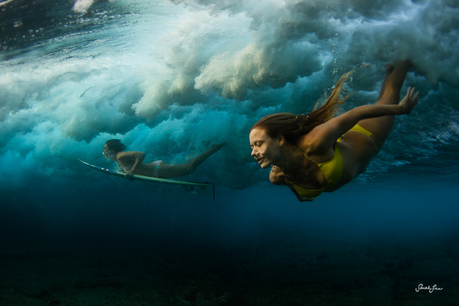 women underwater photoshoot