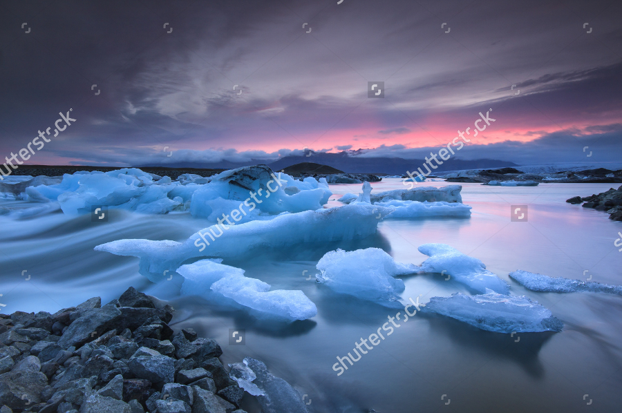 icebergs floating in jokulsarlon glacier
