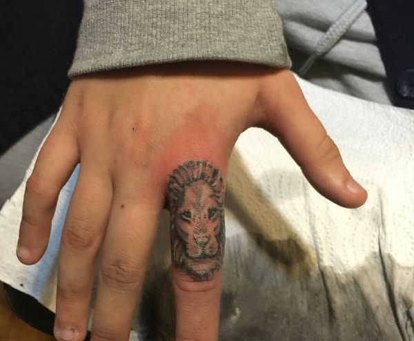 finger lion tattoo